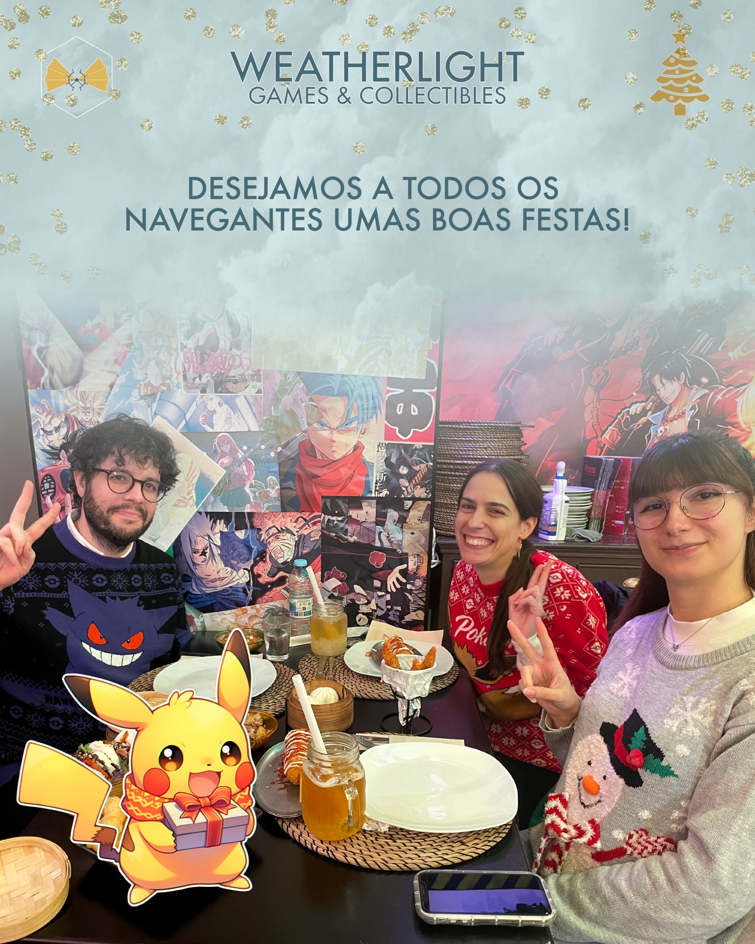 Três pessoas com camisolas festivas sentadas à mesa com comida, decoração de anime e texto festivo ao fundo