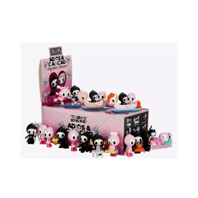 Figuras colecionáveis ADDS & CACAO expostas com caixa e base rosa