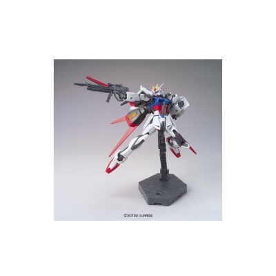 Modelo articulado de robô Gundam branco, vermelho e azul num suporte preto