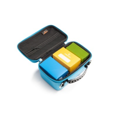 Bolsa azul aberta com blocos coloridos dentro