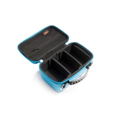 Mala rígida azul aberta com divisórias interiores pretas
