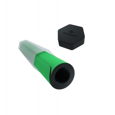 Tapete de jogo verde e preto enrolado próximo a uma caixa preta hexagonal da marca GAMEGEAR