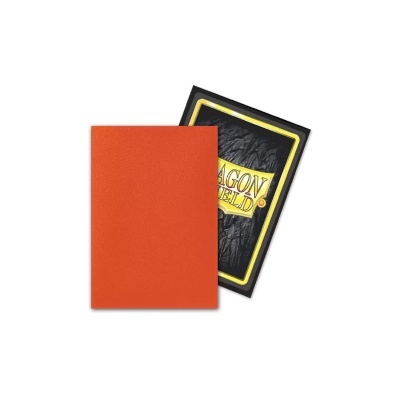 Duas capas para proteção, uma laranja de couro e outra preta com texto DRAGON SHIELD.