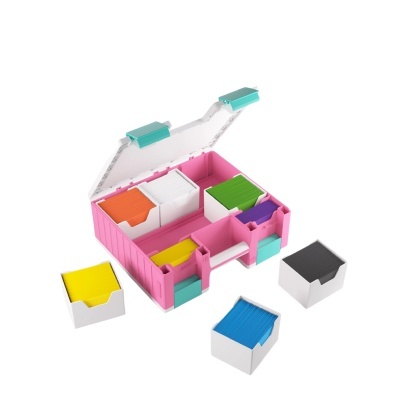 Caixa organizadora rosa com cartões coloridos em caixas brancas