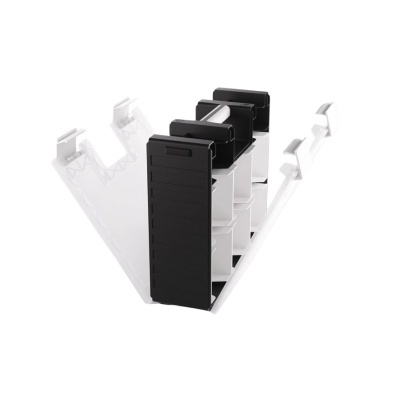 Organizador de plástico branco e preto com três compartimentos