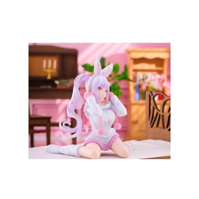 Figura de anime feminina com orelhas de coelho e roupa branca e rosa sentada