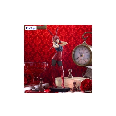 Figura colecionável feminina com orelhas de coelho em cenário com relógio antigo e peças de xadrez