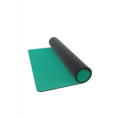 Tapete de yoga preto e verde parcialmente enrolado