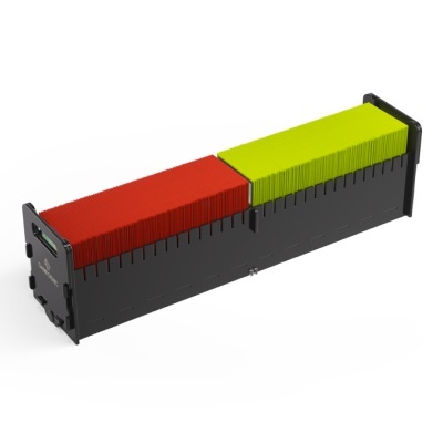 Caixa organizadora preta com fichas vermelhas e verdes sobre fundo branco