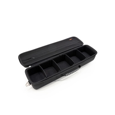 Estojo preto com divisórias internas aberto