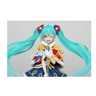 Figura anime com cabelo azul longo e vestido azul com capa vermelha