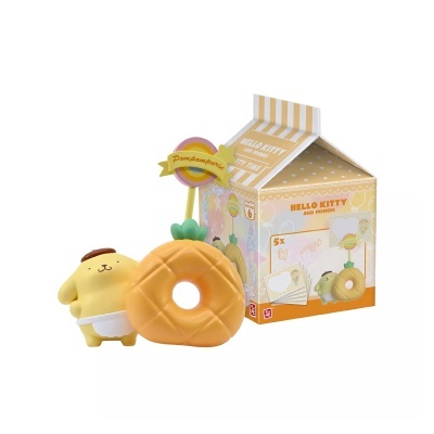 Brinquedo personagem amarelo e ananás com embalagem Hello Kitty