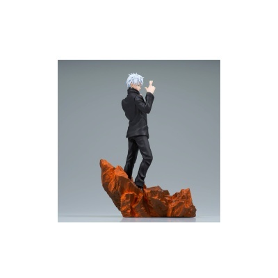 Figura colecionável de personagem masculino com cabelo branco e fato preto em base tipo rocha