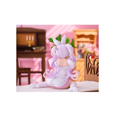 Figura de personagem com cabelo lilás e orelhas de coelho numa sala cor-de-rosa