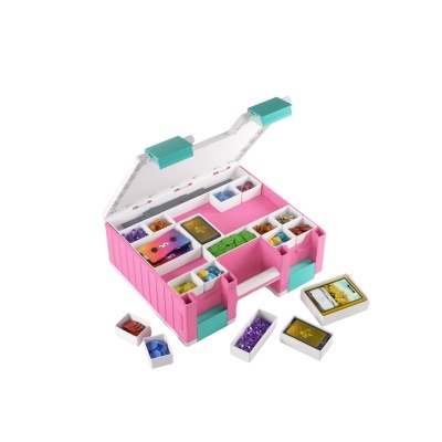 Organizador colorido com peças e cartas em fundo branco