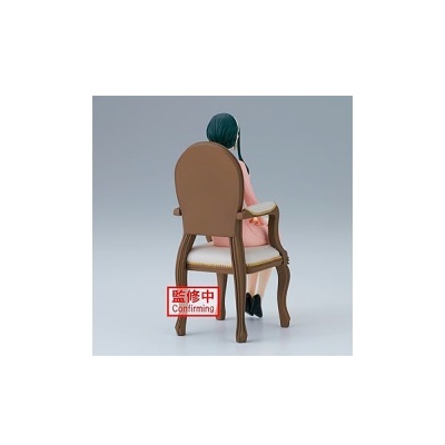 Figura feminina sentada numa cadeira estofada vista de costas