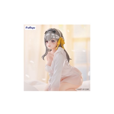 Figurina anime com camisa branca e cabelo cinzento com fita amarela