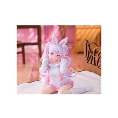 Figura anime feminina com vestido branco e orelhas de coelho lilás