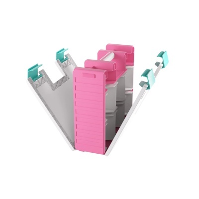 Organizador de roupas branco com divisórias cor de rosa e fechos azuis