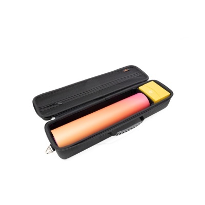 Mala preta aberta com rolo colorido e bloco amarelo