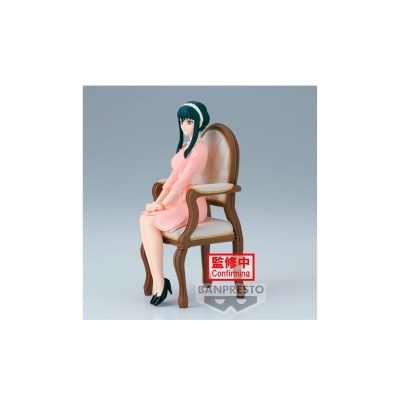 Figura feminina sentada numa cadeira de madeira com vestido rosa