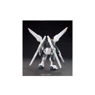 Figura robô com asas largas em forma de X sob fundo cinza e negro