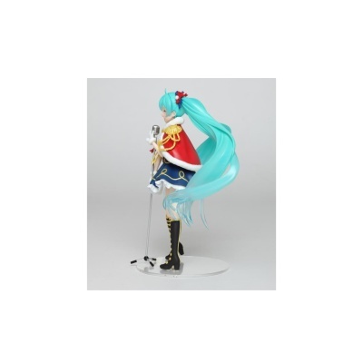 Figura colecionável de personagem com cabelo azul, vestido azul e vermelho, botas pretas, segurando microfone.