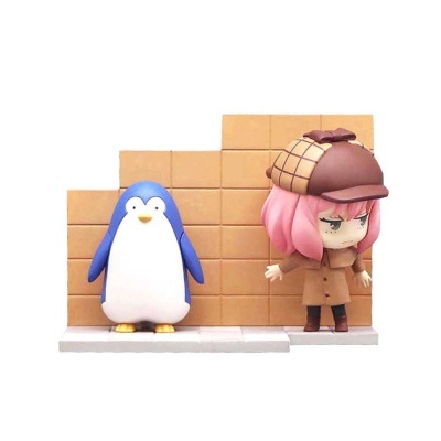 Figuras de brinquedo de pinguim e personagem de detetive com parede de tijolos castanhos