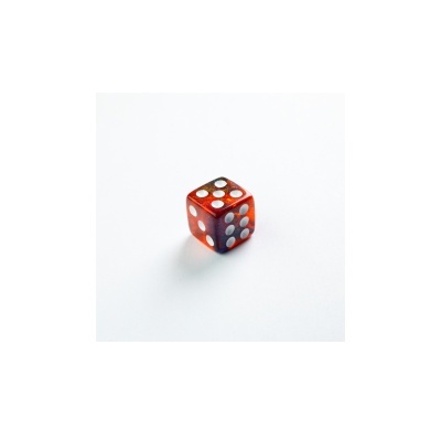 Dado vermelho translúcido com pontos brancos sobre fundo branco