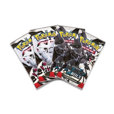 Pacotes do jogo de cartas Pokémon com capas em preto e branco