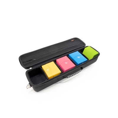 Estojo preto aberto com quatro caixas coloridas quadradas (amarelo, rosa, azul e verde) dentro