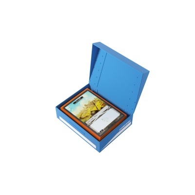 Caixa azul aberta com tabuleiro de jogo, cartas e cartão branco