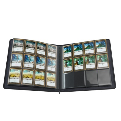 Álbum preto aberto com cartas de jogo colecionáveis coloridas