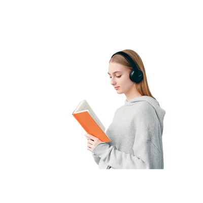 Mulher loira com hoodie cinza e auscultadores pretos a ler livro com capa laranja