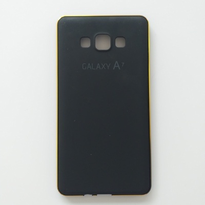 Capa Rígida Samsung Galaxy A7 Preta com Detalhes Dourados