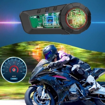 Motociclista em mota preta com velocímetro digital e placa eletrónica com DSP CVC