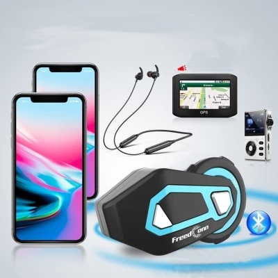 Dispositivos eletrónicos incluindo smartphones, auriculares, GPS, câmara digital e intercomunicador FreedConn com Bluetooth