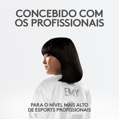 Pessoa de costas com casaco branco e texto em fundo branco com frases relacionadas a esports profissionais