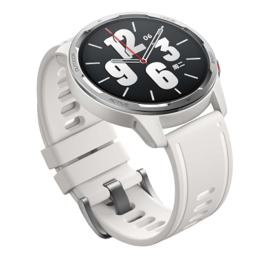 Relógio inteligente branco com mostrador preto e números grandes brancos.