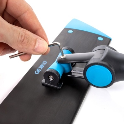 Mão ajustando ferramenta GEYKO preta e azul com chave hexagonal