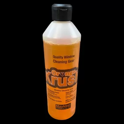 Frasco de líquido de limpeza laranja com tampa preta e etiquetas pretas