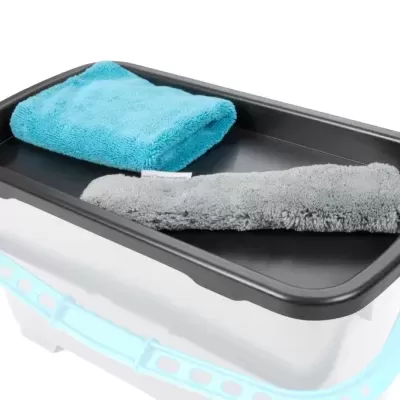 Recipiente plástico com tampa preta e dois panos felpudos azuis e cinzentos.