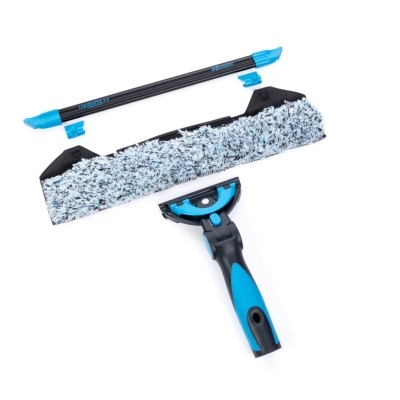 conjunto de limpeza com cabo azul e preto e esfregão com esponja texturada