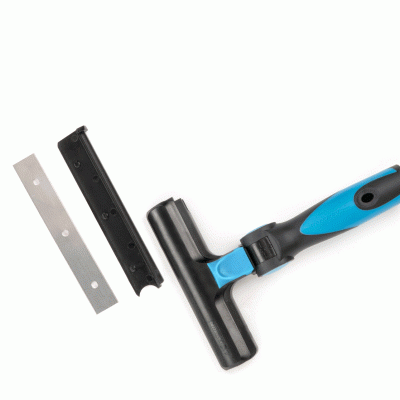 Conjunto de raspador com cabo preto e azul e lâmina metálica