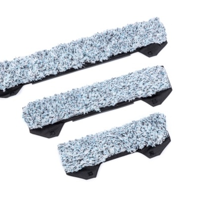 Três acessórios de limpeza cinzentos e pretos em fundo branco