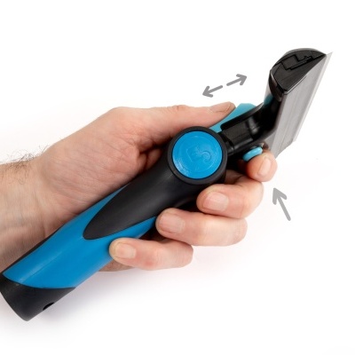 Aparelho elétrico cortador de cabelo azul e preto com botão azul e lâmina ajustável