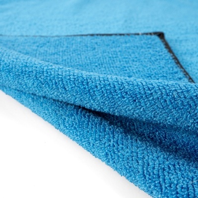 Toalha azul de microfibra com costura preta