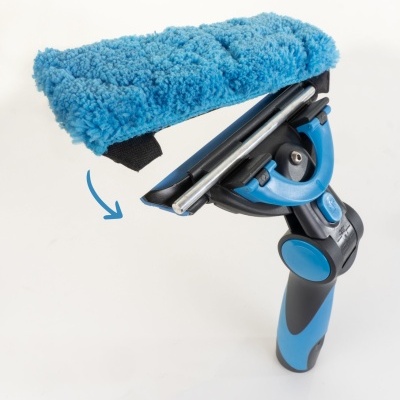 Escova de limpeza azul e preta com almofada de tecido destacável.