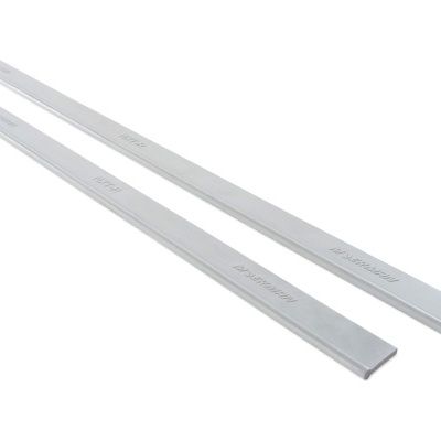 Duas réguas de metal cinzento com gravações e escalas, sobre fundo branco.