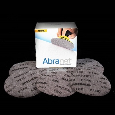 Discos abrasivos Abranet Mirka com vários grãos e embalagem sobre fundo preto